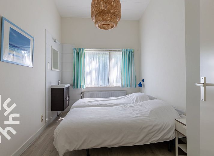 Esszimmer des Ferienhauses ZE624 in Oostkapelle, Walcheren, mit Blick auf den Garten.