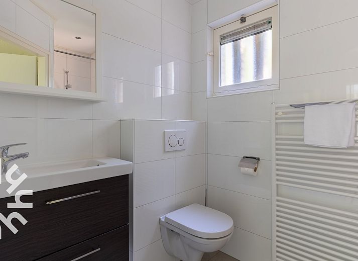 Modernes Badezimmer des Ferienhauses ZE624 in Oostkapelle, Walcheren, Zeeland.