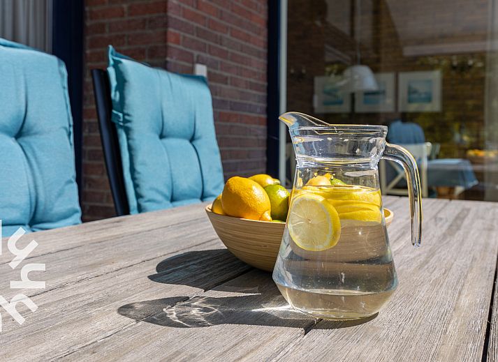 Erfrischende Getraenke auf der Terrasse des Ferienhauses ZE624 in Oostkapelle, Walcheren.