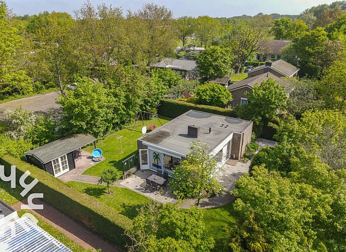 Geniet van de zonnige tuin bij vakantiehuis ZE242 in Oostkapelle, Walcheren, Zeeland.