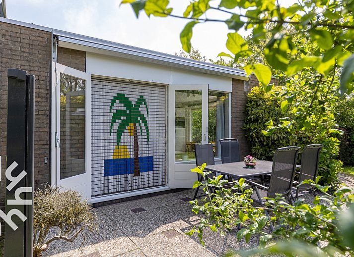 Moderne keuken in vakantiehuis ZE242 in Oostkapelle, Walcheren, Zeeland.