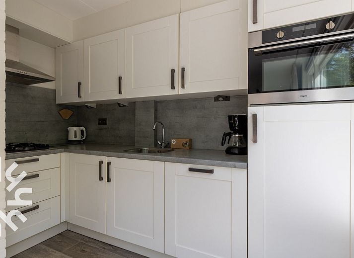 Moderne keuken in vakantiehuis ZE242 in Oostkapelle, Walcheren, Zeeland.