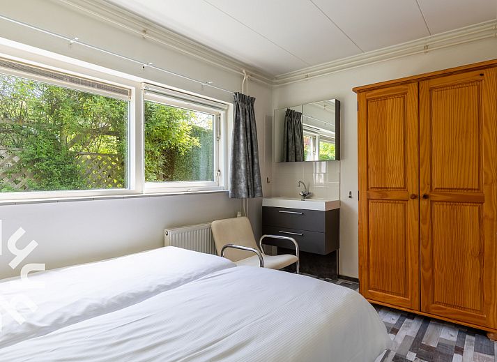 Lichte woonkamer van vakantiehuis ZE242 in Oostkapelle, Walcheren, Zeeland.