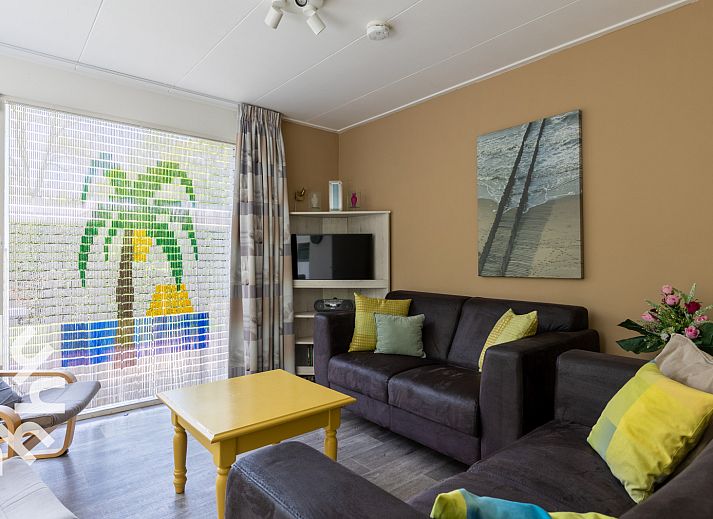 Lichte woonkamer van vakantiehuis ZE242 in Oostkapelle, Walcheren, Zeeland.