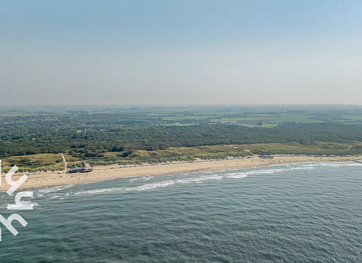 Lichte woonkamer van vakantiehuis ZE242 in Oostkapelle, Walcheren, Zeeland.