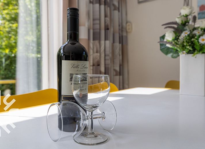 Lichte woonkamer van vakantiehuis ZE242 in Oostkapelle, Walcheren, Zeeland.