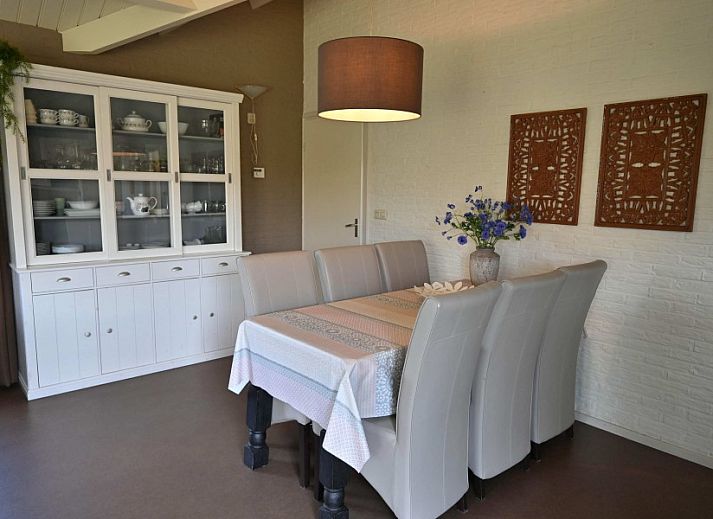 Joossesweg 194 bungalow in Westkapelle, Zeeland with sunny terrace and garden.