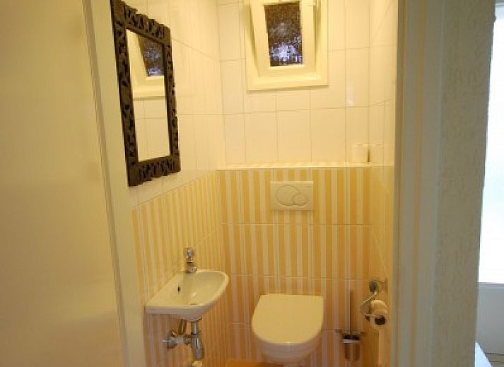 Comfortable sitting area in Joossesweg 194 bungalow, Westkapelle, Zeeland.