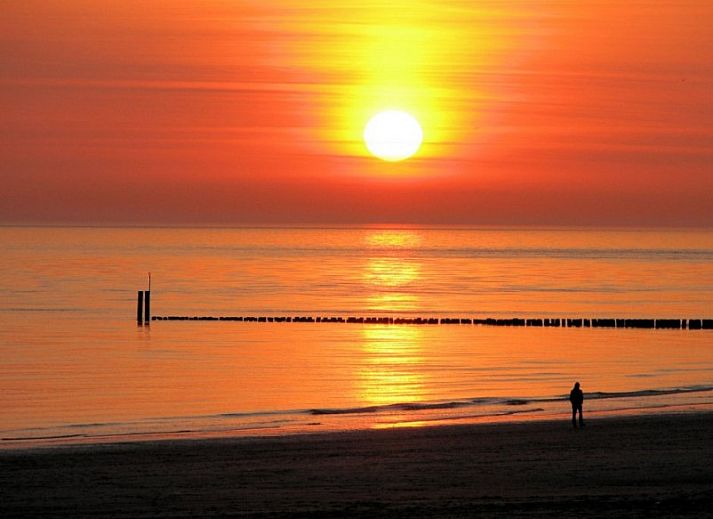 Dining area in Joossesweg 194 vacation home, Westkapelle, Walcheren.