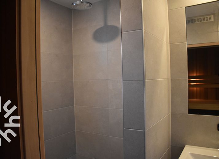 Modernes Aeusseres des Ferienhauses ZE732 in Westkapelle, Walcheren, Zeeland mit Terrasse.