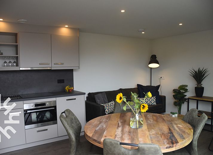 Stilvolles Wohnzimmer im Ferienhaus ZE732 in Westkapelle, Walcheren, Zeeland mit Pflanzen.