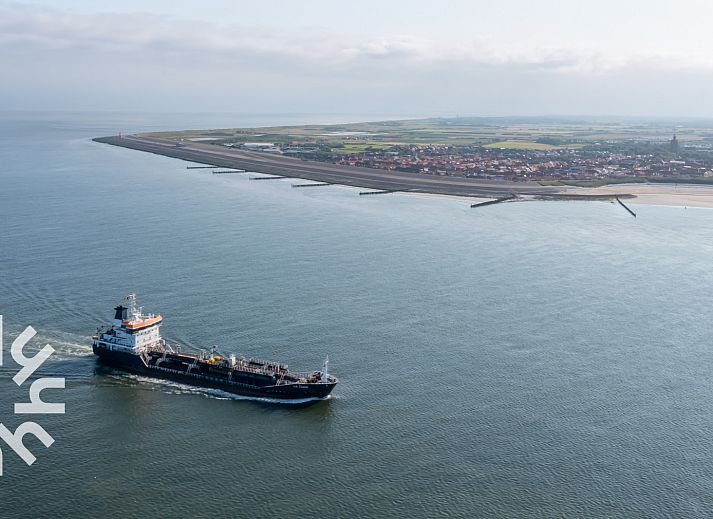 Modern bathroom with shower in vacation home ZE732 in Westkapelle, Walcheren, Zeeland.