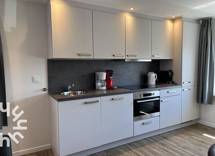 Cozy sitting area in ZE927, vacation home in Westkapelle, Walcheren, with cushions and lamp.