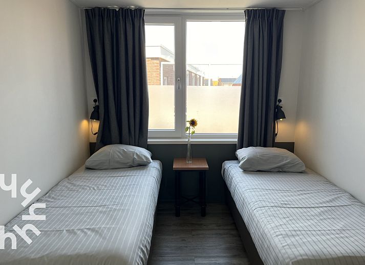 Cozy sitting area in ZE927, vacation home in Westkapelle, Walcheren, with cushions and lamp.