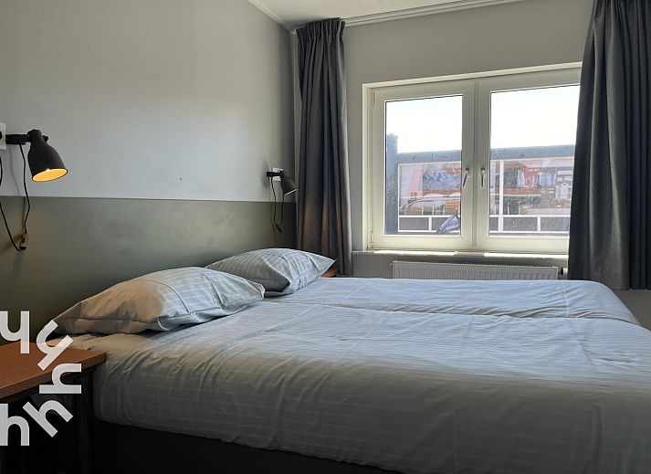 Cozy sitting area in ZE927, vacation home in Westkapelle, Walcheren, with cushions and lamp.