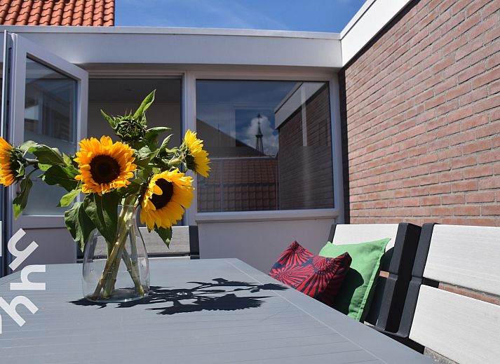 Spacious living room in vacation home ZE927, Westkapelle, with kitchen and comfortable seating.
