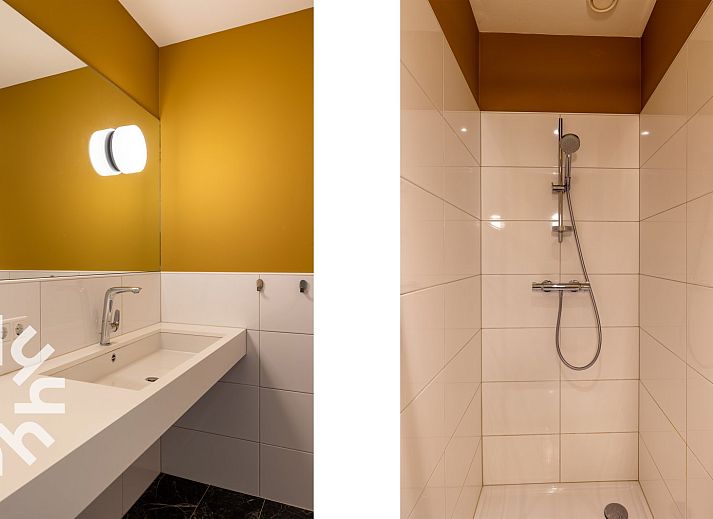 Slaapkamer in vakantiehuis ZE263, Westkapelle met groot raam en uitzicht op de natuur.