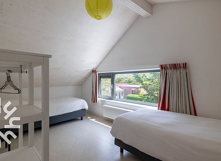 Lichte zolderkamer in vakantiehuis ZE263, Westkapelle met schuine dakramen.