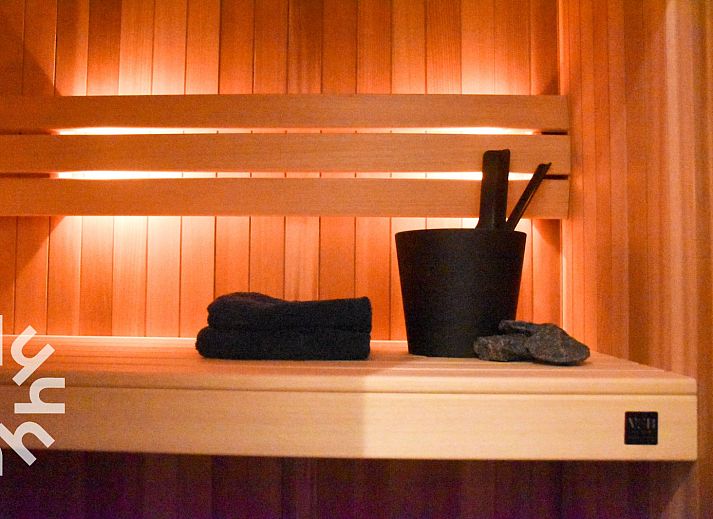 Gezellige slaapkamer in vakantiehuis ZE1314, Westkapelle met kleurrijke muur.