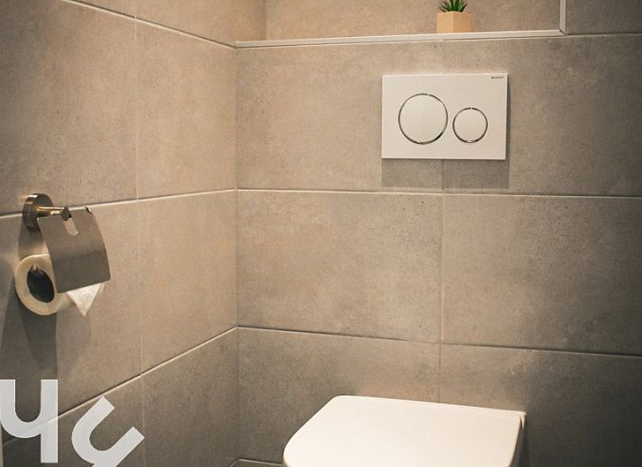 Gezellige slaapkamer in vakantiehuis ZE1314, Westkapelle met kleurrijke muur.