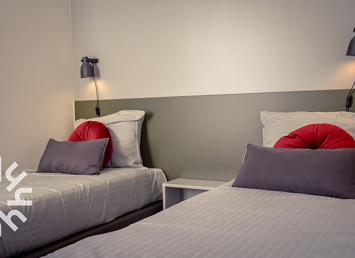 Gezellige slaapkamer in vakantiehuis ZE1314, Westkapelle met kleurrijke muur.