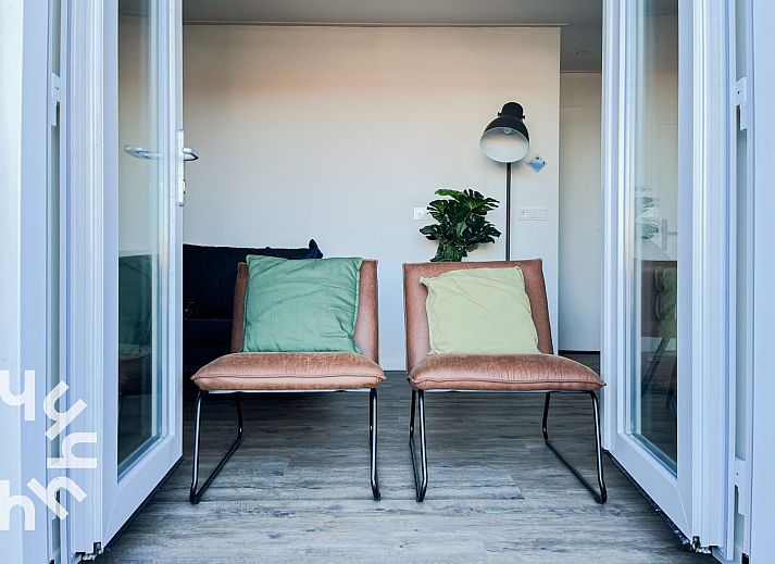 Gezellige slaapkamer in vakantiehuis ZE1314, Westkapelle met kleurrijke muur.