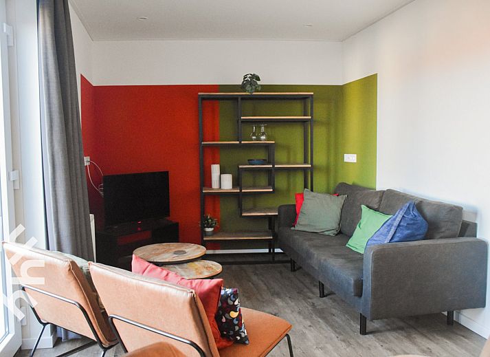 Gezellige slaapkamer in vakantiehuis ZE1314, Westkapelle met kleurrijke muur.