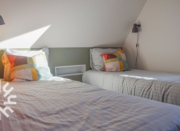 Cozy bedroom in ZE1315 vacation home, Westkapelle, Walcheren, Zeeland with colorful pillow.