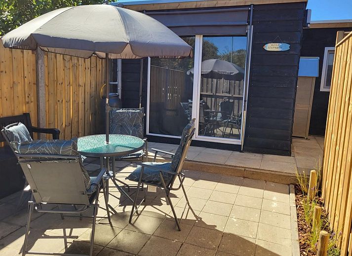 Stylish sitting area in VZ2343 Cottage Westkapelle, Walcheren overlooking the terrace.