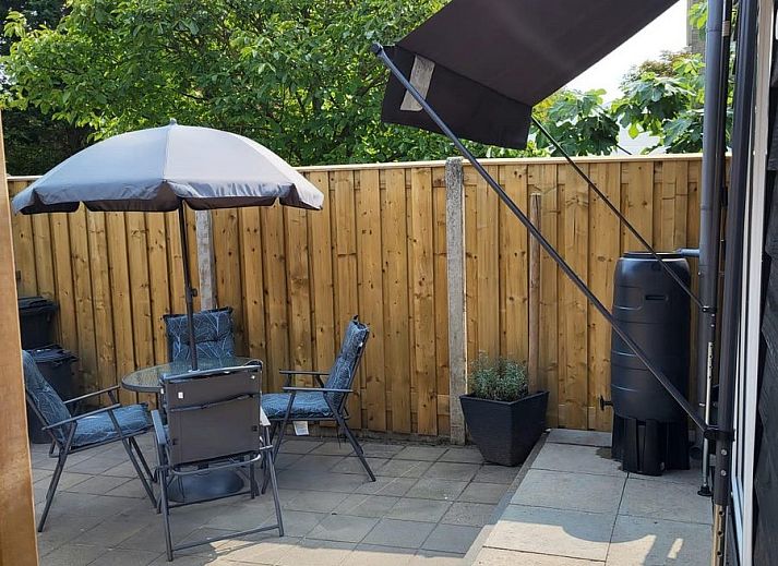 Stylish sitting area in VZ2343 Cottage Westkapelle, Walcheren overlooking the terrace.