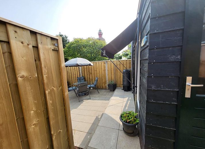 Stylish sitting area in VZ2343 Cottage Westkapelle, Walcheren overlooking the terrace.