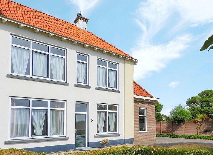 VZ132 Group accommodation Westkapelle, vacation home with spacious front yard in Westkapelle, Walcheren, Zeeland.