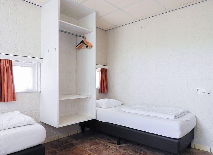 VZ132 Group accommodation Westkapelle, green garden with trees at vacation home in Westkapelle, Walcheren, Zeeland.