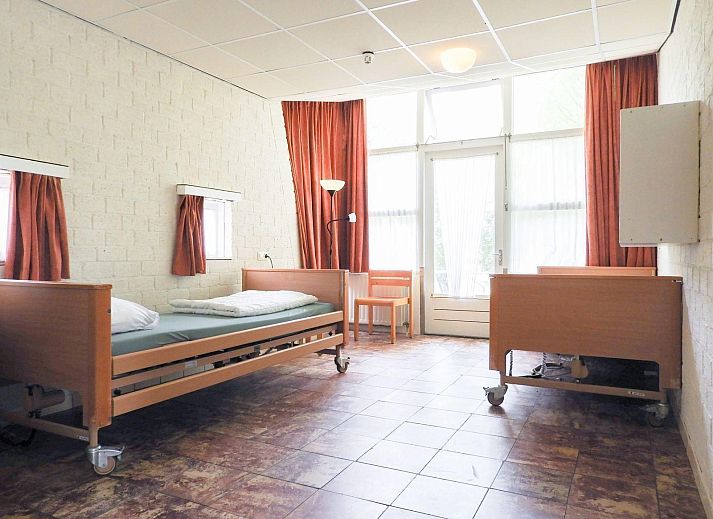 VZ132 Group accommodation Westkapelle, green garden with trees at vacation home in Westkapelle, Walcheren, Zeeland.