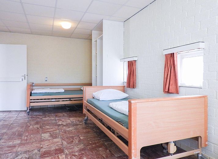 VZ132 Group accommodation Westkapelle, green garden with trees at vacation home in Westkapelle, Walcheren, Zeeland.