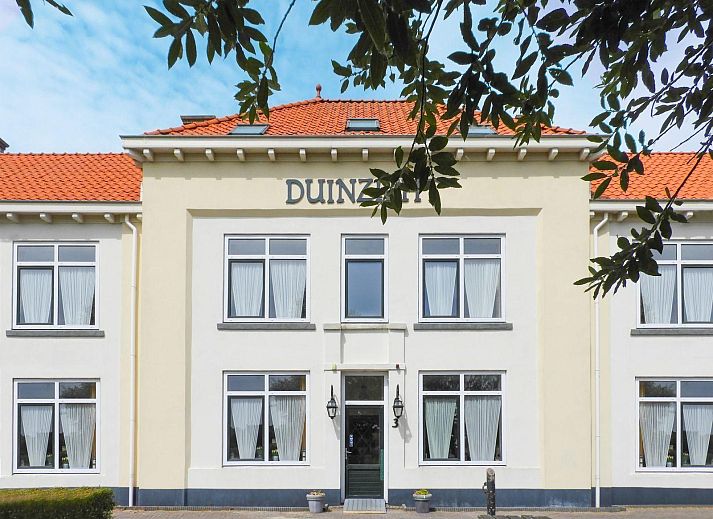 VZ131 Group accommodation Westkapelle, vacation home in Zeeland with traditional facade and red roof tiles.