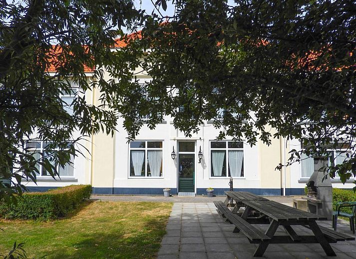 VZ131 Group accommodation Westkapelle, vacation home in Zeeland with traditional facade and red roof tiles.