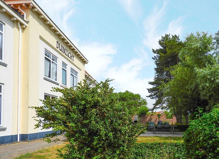 VZ131 Group accommodation Westkapelle, vacation home in Zeeland with traditional facade and red roof tiles.