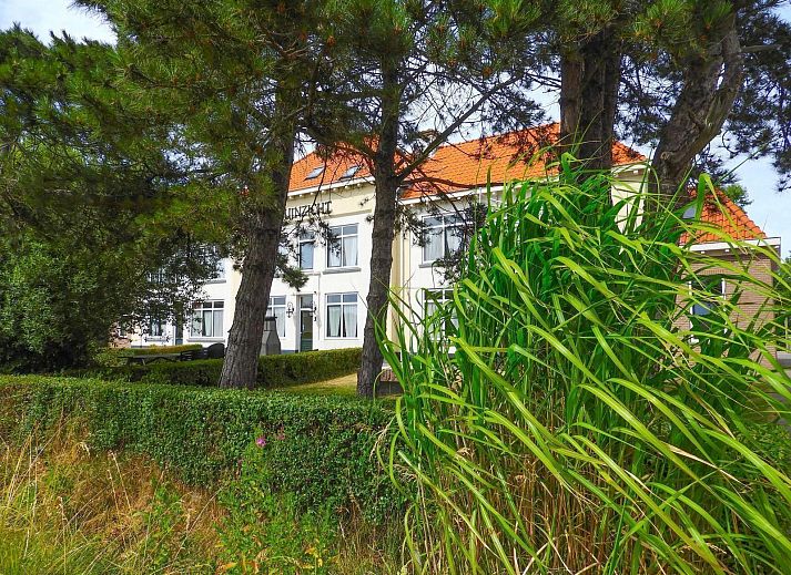 VZ131 Group accommodation Westkapelle, vacation home in Zeeland with traditional facade and red roof tiles.