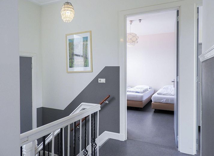 VZ131 Group accommodation Westkapelle, vacation home in Zeeland with natural surroundings and tall trees.