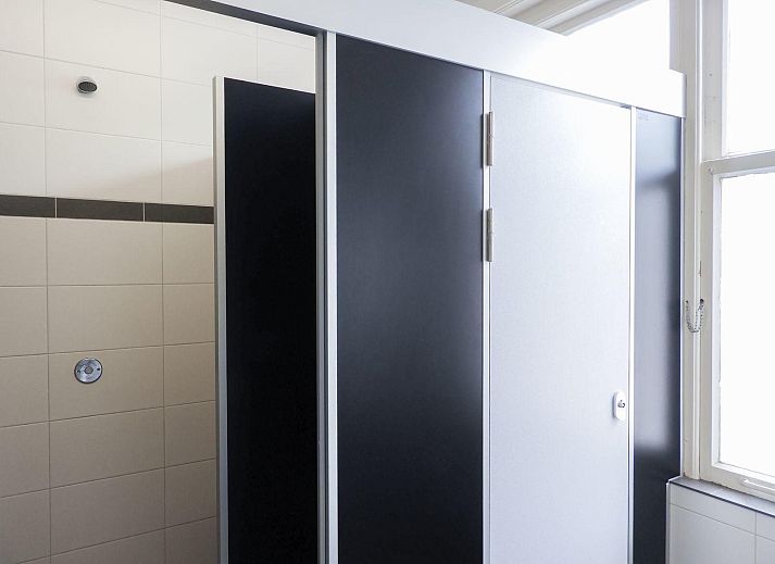 VZ131 Group accommodation Westkapelle, vacation home in Zeeland with natural surroundings and tall trees.