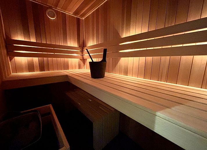 Gemuetliches Wohnzimmer im Appartement Beach House Westkapelle 107.5 mit farbenfrohen Moebeln in Westkapelle, Walcheren, Zeeland.