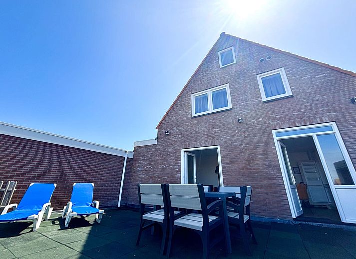 Gemuetliches Wohnzimmer im Appartement Beach House Westkapelle 107.5 mit farbenfrohen Moebeln in Westkapelle, Walcheren, Zeeland.