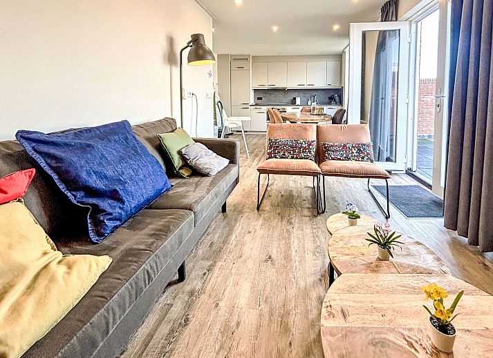 Gemuetliches Wohnzimmer im Appartement Beach House Westkapelle 107.5 mit farbenfrohen Moebeln in Westkapelle, Walcheren, Zeeland.