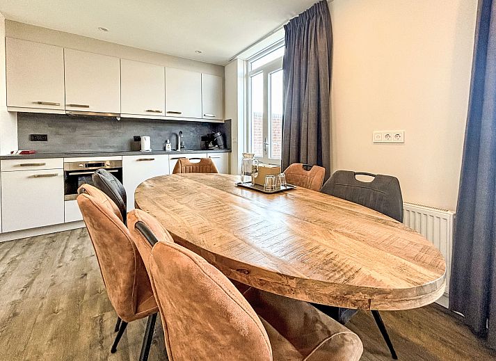 Gemuetliches Wohnzimmer im Appartement Beach House Westkapelle 107.5 mit farbenfrohen Moebeln in Westkapelle, Walcheren, Zeeland.