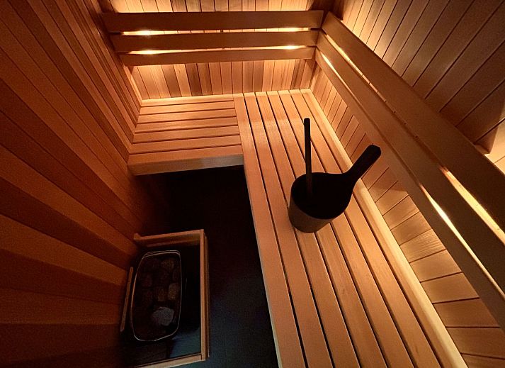 Entspannende Sauna im Apartment Beach House Westkapelle 107.5 in Westkapelle, Walcheren, Zeeland, perfekt fuer Wellness.