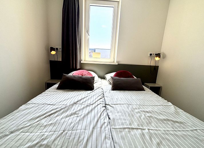 Sonnige Terrasse des Appartements Beach House Westkapelle 107.5 mit Liegestuehlen in Westkapelle, Walcheren, Zeeland.