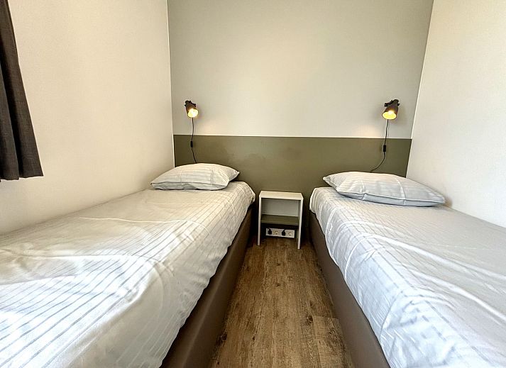 Sonnige Terrasse des Appartements Beach House Westkapelle 107.5 mit Liegestuehlen in Westkapelle, Walcheren, Zeeland.