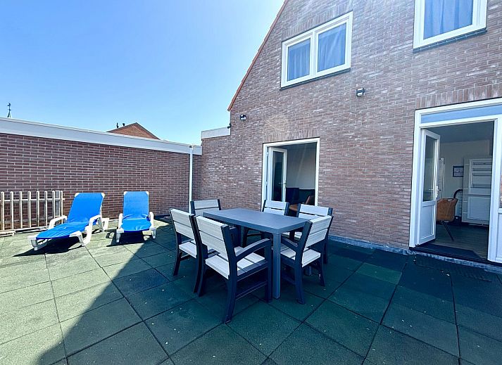 Geraeumiges Wohnzimmer mit offener Kueche im Apartment Beach House Westkapelle 107.5, Westkapelle, Walcheren, Zeeland.