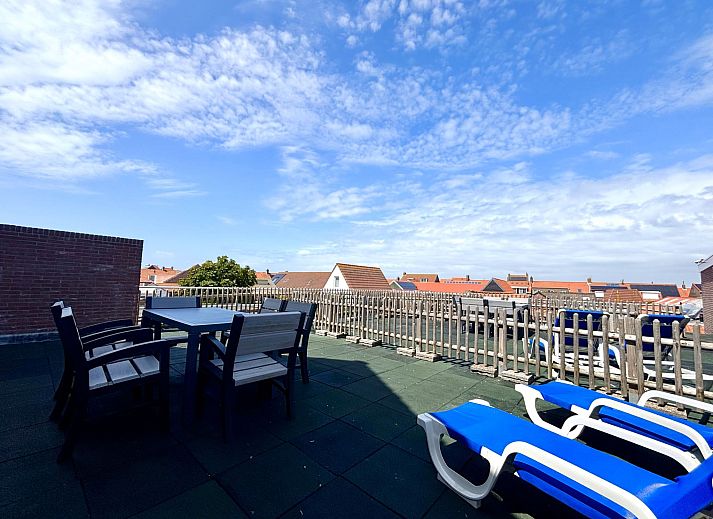 Geraeumiges Wohnzimmer mit offener Kueche im Apartment Beach House Westkapelle 107.5, Westkapelle, Walcheren, Zeeland.